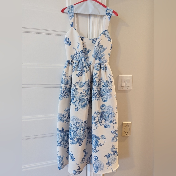 Sachin + Babi Dresses & Skirts - Sachin & Babi blue and white floral wedding guest/bridesmaid dress, size 2